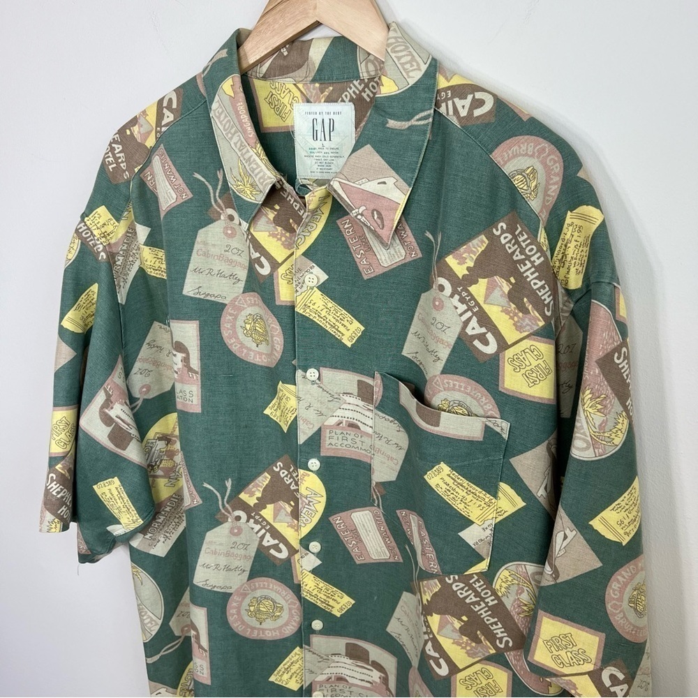 Men’s GAP Singapore Short Sleeve Button Down Shirt Muted Colors Travel Print - Picture 2 of 12